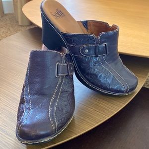 LIKE NEW Softi clog.